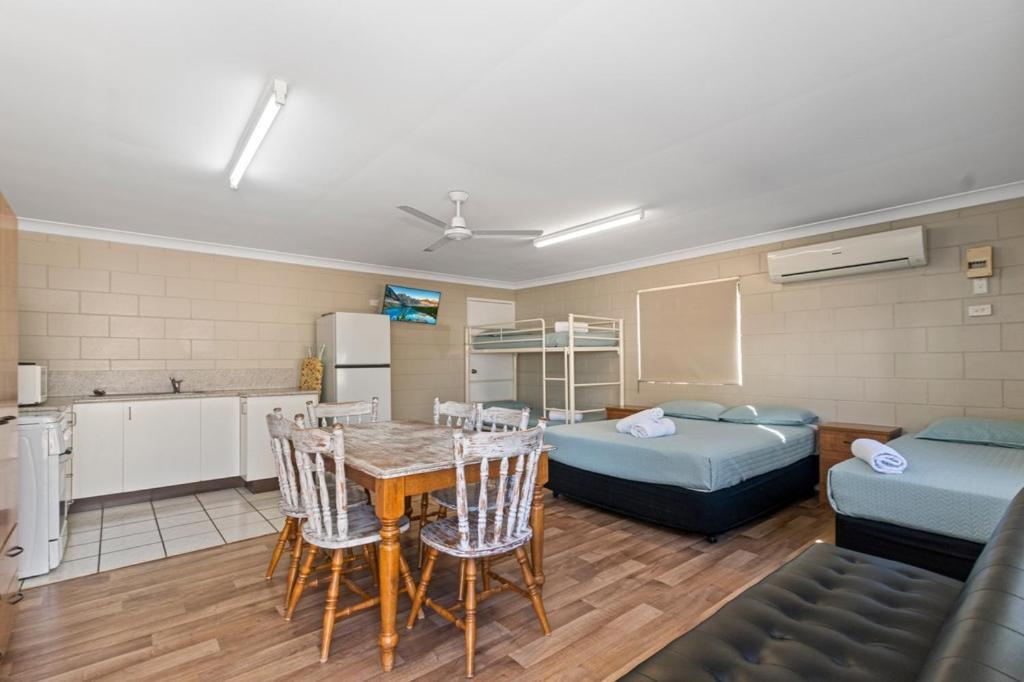 Charters Towers Tourist Park Hotell Exteriör bild